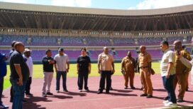 Gubernur Papua, Matius D. Fakhiri saat meninjau Stadion Lukas Enembe / Istimewa