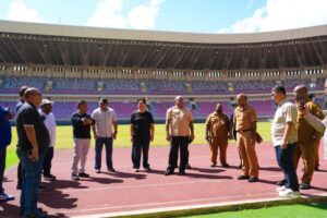 Gubernur Papua, Matius D. Fakhiri saat meninjau Stadion Lukas Enembe / Istimewa