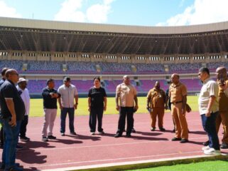 Gubernur Papua, Matius D. Fakhiri saat meninjau Stadion Lukas Enembe / Istimewa