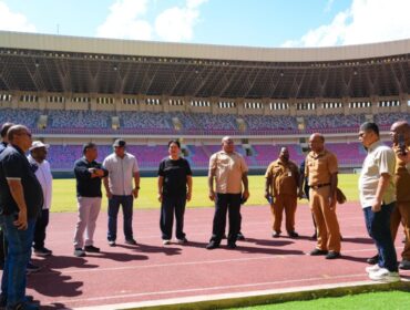 Gubernur Papua, Matius D. Fakhiri saat meninjau Stadion Lukas Enembe / Istimewa