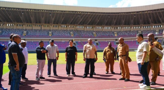 Gubernur Papua, Matius D. Fakhiri saat meninjau Stadion Lukas Enembe / Istimewa