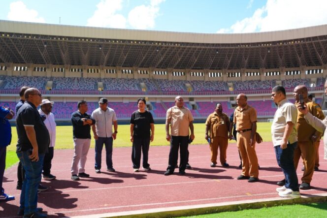 
					Gubernur Papua, Matius D. Fakhiri saat meninjau Stadion Lukas Enembe / Istimewa
