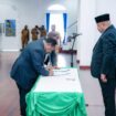 Gubernur Papua, Matius D. Fakhiri saat melantik pejabat baru / Istimewa
