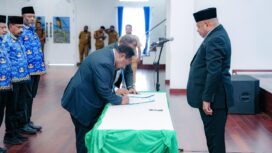 Gubernur Papua, Matius D. Fakhiri saat melantik pejabat baru / Istimewa