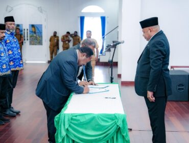 Gubernur Papua, Matius D. Fakhiri saat melantik pejabat baru / Istimewa