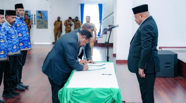 Gubernur Papua, Matius D. Fakhiri saat melantik pejabat baru / Istimewa