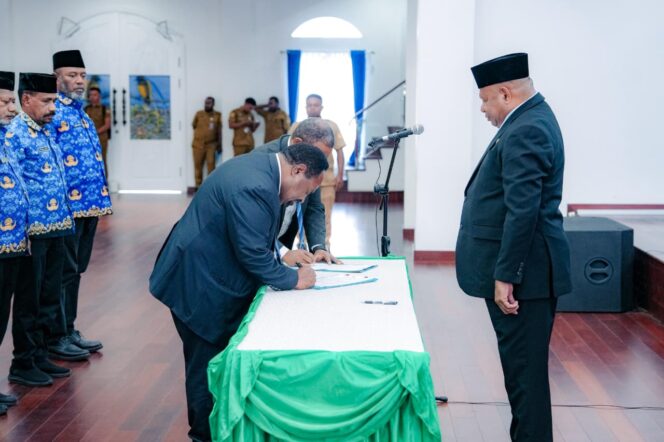 
					Gubernur Papua, Matius D. Fakhiri saat melantik pejabat baru / Istimewa