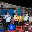 Gubernur Papua, Matius D. Fakhiri saat bertemu dengan masyarakat di Kabupaten Sarmi / Istimewa