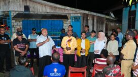 Gubernur Papua, Matius D. Fakhiri saat bertemu dengan masyarakat di Kabupaten Sarmi / Istimewa