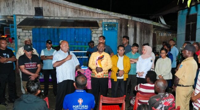 Gubernur Papua, Matius D. Fakhiri saat bertemu dengan masyarakat di Kabupaten Sarmi / Istimewa