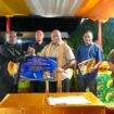 Gubernur Papua, Matius D. Fakhiri menyerahkan bantuan starlink secara simbolis kepada Pemerintah Sarmi melalui Bupati Dominggus Catue / Istimewa