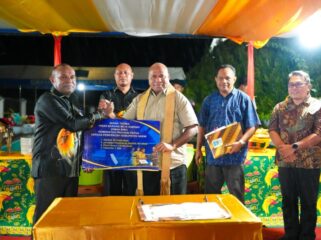 Gubernur Papua, Matius D. Fakhiri menyerahkan bantuan starlink secara simbolis kepada Pemerintah Sarmi melalui Bupati Dominggus Catue / Istimewa