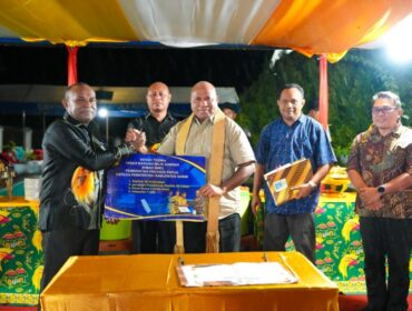Gubernur Papua, Matius D. Fakhiri menyerahkan bantuan starlink secara simbolis kepada Pemerintah Sarmi melalui Bupati Dominggus Catue / Istimewa