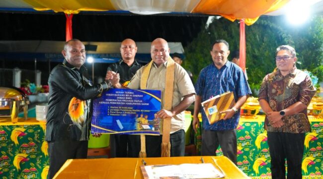 Gubernur Papua, Matius D. Fakhiri menyerahkan bantuan starlink secara simbolis kepada Pemerintah Sarmi melalui Bupati Dominggus Catue / Istimewa