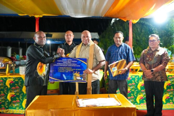 
					Gubernur Papua, Matius D. Fakhiri menyerahkan bantuan starlink secara simbolis kepada Pemerintah Sarmi melalui Bupati Dominggus Catue / Istimewa