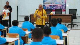 Gubernur Papua, Matius D. Fakhiri dalam kunjungannya ke Dapur MBG di Sarmi / Istimewa