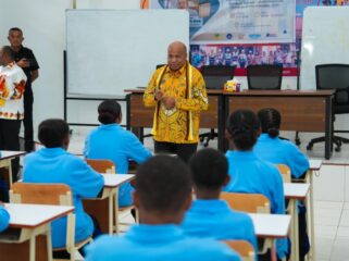 Gubernur Papua, Matius D. Fakhiri dalam kunjungannya ke Dapur MBG di Sarmi / Istimewa