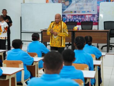 Gubernur Papua, Matius D. Fakhiri dalam kunjungannya ke Dapur MBG di Sarmi / Istimewa