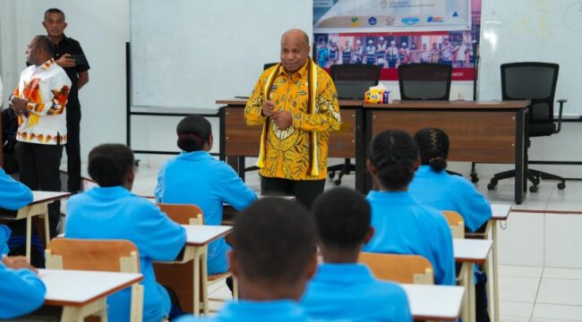Gubernur Papua, Matius D. Fakhiri dalam kunjungannya ke Dapur MBG di Sarmi / Istimewa