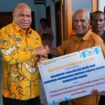 Gubernur Papua, Matius D. Fakhiri menyerahkan bantuan kepada dua kelompok tani hutan di Kabupaten Sarmi / Istimewa