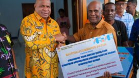 Gubernur Papua, Matius D. Fakhiri menyerahkan bantuan kepada dua kelompok tani hutan di Kabupaten Sarmi / Istimewa