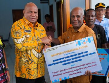Gubernur Papua, Matius D. Fakhiri menyerahkan bantuan kepada dua kelompok tani hutan di Kabupaten Sarmi / Istimewa