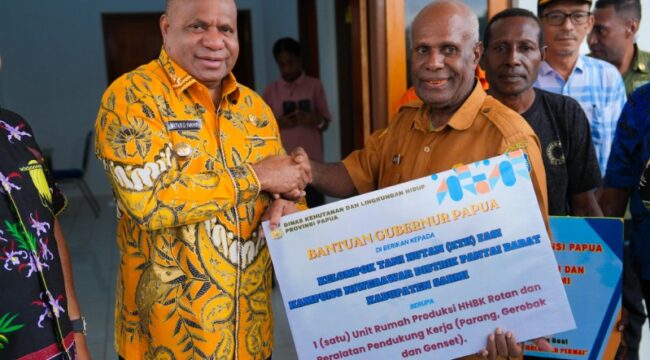 Gubernur Papua, Matius D. Fakhiri menyerahkan bantuan kepada dua kelompok tani hutan di Kabupaten Sarmi / Istimewa