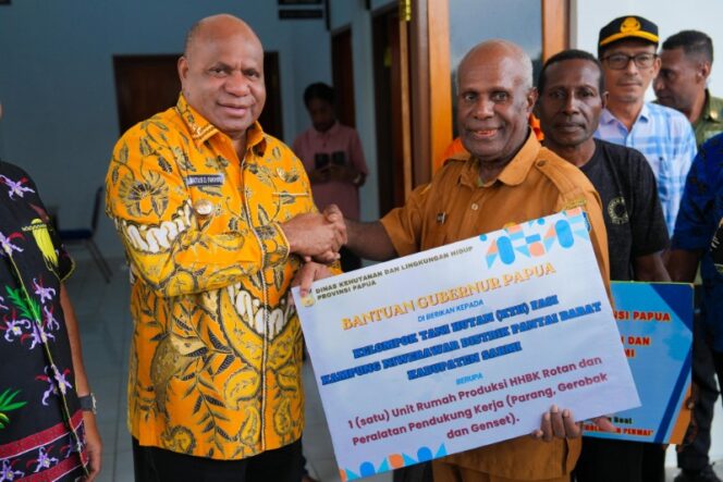 
					Gubernur Papua, Matius D. Fakhiri menyerahkan bantuan kepada dua kelompok tani hutan di Kabupaten Sarmi / Istimewa