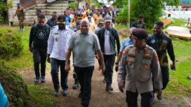 Gubernur Papua Matius D. Fakhiri melakukan kunjungan kerja ke Puskesmas Bagusa Trimuris di Distrik Mamberamo Hilir / Istimewa