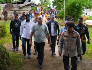 Gubernur Papua Matius D. Fakhiri melakukan kunjungan kerja ke Puskesmas Bagusa Trimuris di Distrik Mamberamo Hilir / Istimewa