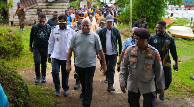 Gubernur Papua Matius D. Fakhiri melakukan kunjungan kerja ke Puskesmas Bagusa Trimuris di Distrik Mamberamo Hilir / Istimewa