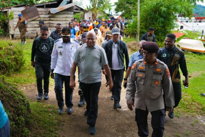 
					Gubernur Papua Matius D. Fakhiri melakukan kunjungan kerja ke Puskesmas Bagusa Trimuris di Distrik Mamberamo Hilir / Istimewa