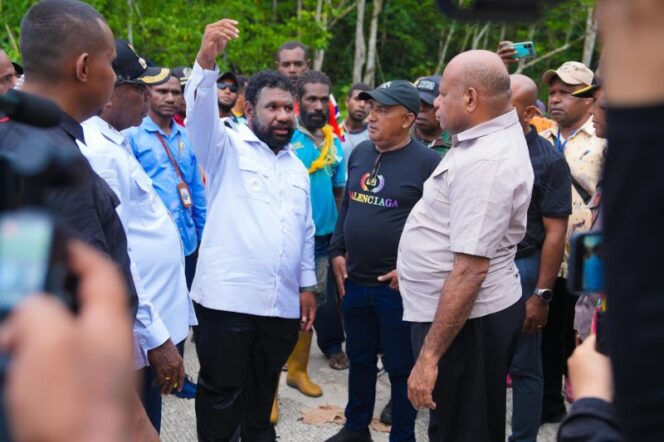 
					Gubernur Papua, Matius D. Fakhiri dalam kunjungannya ke Mamberamo Raya / Istimewa