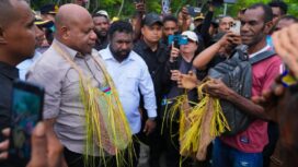 Gubernur Papua, Matius D. Fakhiri saat berkunjung ke Mamberamo Raya / Istimewa