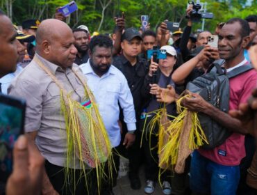 Gubernur Papua, Matius D. Fakhiri saat berkunjung ke Mamberamo Raya / Istimewa