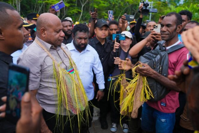 
					Gubernur Papua, Matius D. Fakhiri saat berkunjung ke Mamberamo Raya / Istimewa