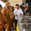 Gubernur Papua, Matius D. Fakhiri saat meninjau program MBG di Waropen / Istimewa