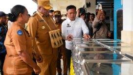 Gubernur Papua, Matius D. Fakhiri saat meninjau program MBG di Waropen / Istimewa