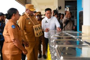 Gubernur Papua, Matius D. Fakhiri saat meninjau program MBG di Waropen / Istimewa