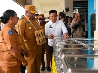 Gubernur Papua, Matius D. Fakhiri saat meninjau program MBG di Waropen / Istimewa