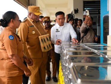 Gubernur Papua, Matius D. Fakhiri saat meninjau program MBG di Waropen / Istimewa