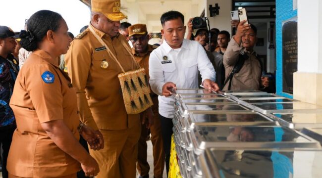 Gubernur Papua, Matius D. Fakhiri saat meninjau program MBG di Waropen / Istimewa