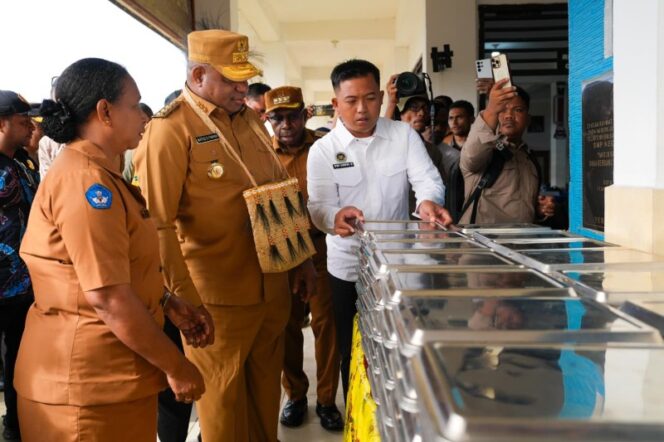 
					Gubernur Papua, Matius D. Fakhiri saat meninjau program MBG di Waropen / Istimewa