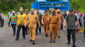 Gubernur Papua, Matius D. Fakhiri saat meninjau Bandara Botawa di Kabupaten Waropen / Istimewa
