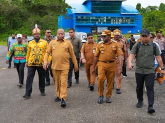 Gubernur Papua, Matius D. Fakhiri saat meninjau Bandara Botawa di Kabupaten Waropen / Istimewa