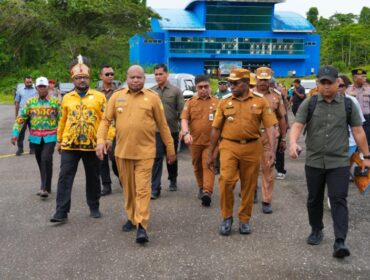 Gubernur Papua, Matius D. Fakhiri saat meninjau Bandara Botawa di Kabupaten Waropen / Istimewa