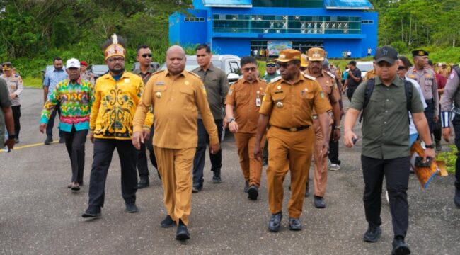 Gubernur Papua, Matius D. Fakhiri saat meninjau Bandara Botawa di Kabupaten Waropen / Istimewa