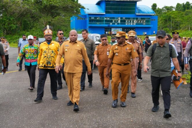 
					Gubernur Papua, Matius D. Fakhiri saat meninjau Bandara Botawa di Kabupaten Waropen / Istimewa