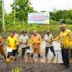 Gubernur Papua, Matius D. Fakhiri turut menanam padi perdana di Kabupaten Waropen / Istimewa