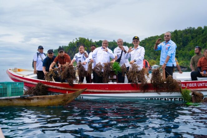 
					Gubernur Papua, Matius D. Fakhiri saat mengunjungi kawasan budidaya rumput laut di Kepulauan Yapen / Istimewa